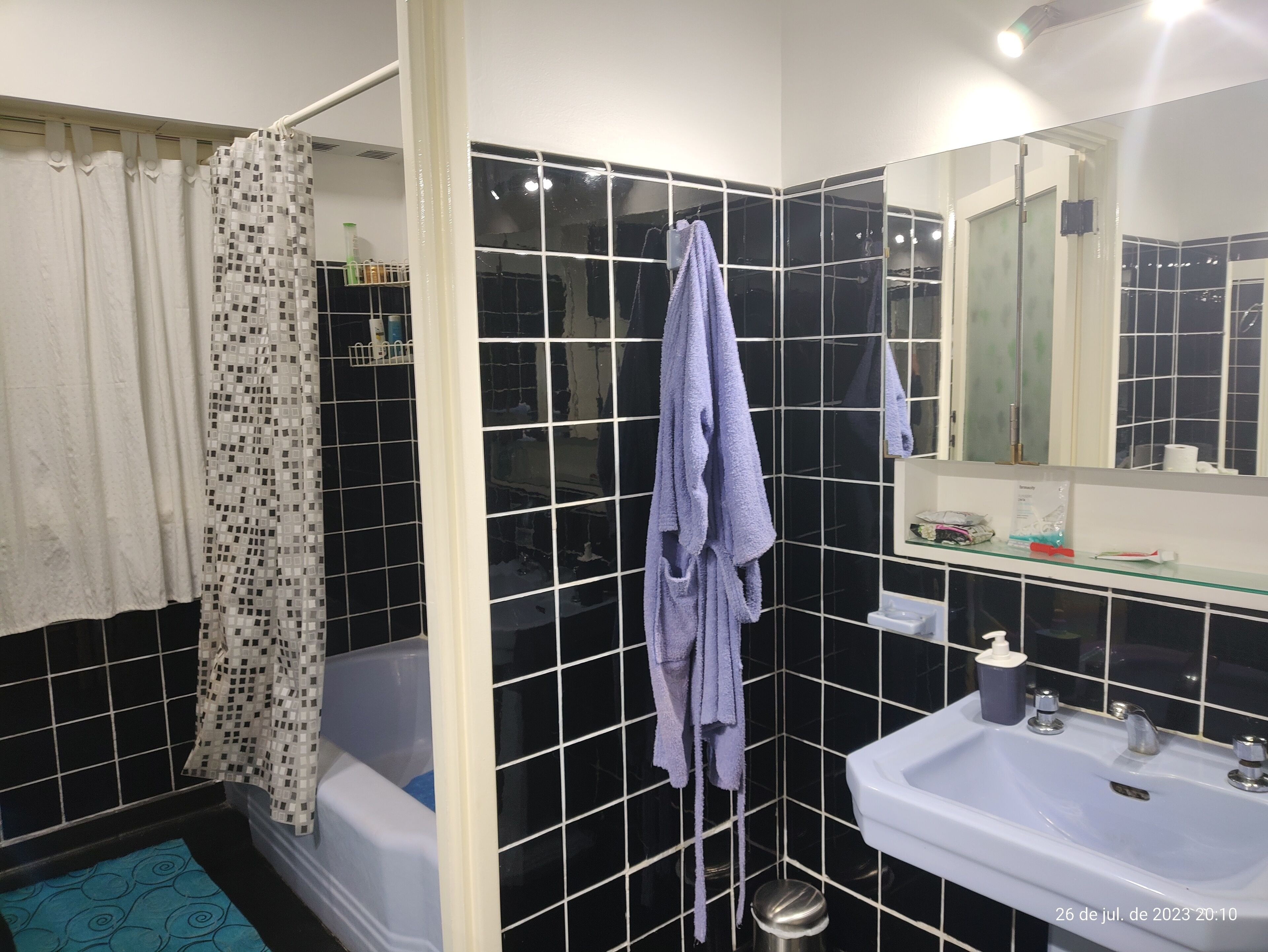 Ensemble douche/baignoire, sèche-cheveux, bidet, serviettes fournies