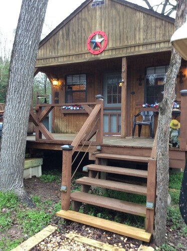 Private Cabin with hot tub. Nestled in the Woods just off Lake Limestone, Texas.