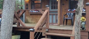 Privat hytte med boblebad. Ligger i skogen like ved innsjøen Limestone, Texas.