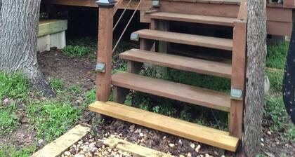 Private Cabin with hot tub. Nestled in the Woods just off Lake Limestone, Texas.
