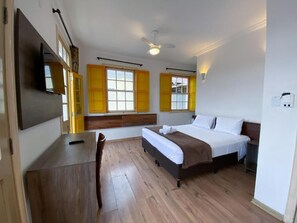 Minibar, escritorio, espacio para trabajar con un portátil