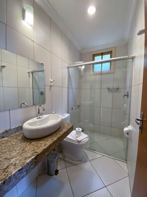 Suite Standard | Bagno | Doccia, set di cortesia gratuito, asciugacapelli, asciugamani
