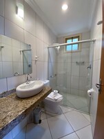 Junior Suite | Bathroom | Shower, free toiletries, hair dryer, towels