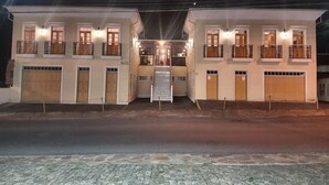 A two-story building with a central staircase, multiple balconies, and a number '800' sign. - Pousada Imperial Cidade (Ouro Preto)