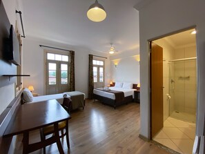 Habitación triple estándar | Minibar, escritorio, espacio para trabajar con un portátil