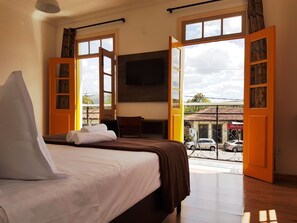 Minibar, escritorio y espacio para trabajar con laptop 