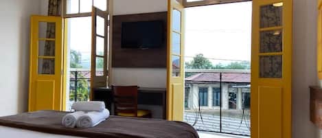 Minibar, escritorio y espacio para trabajar con laptop