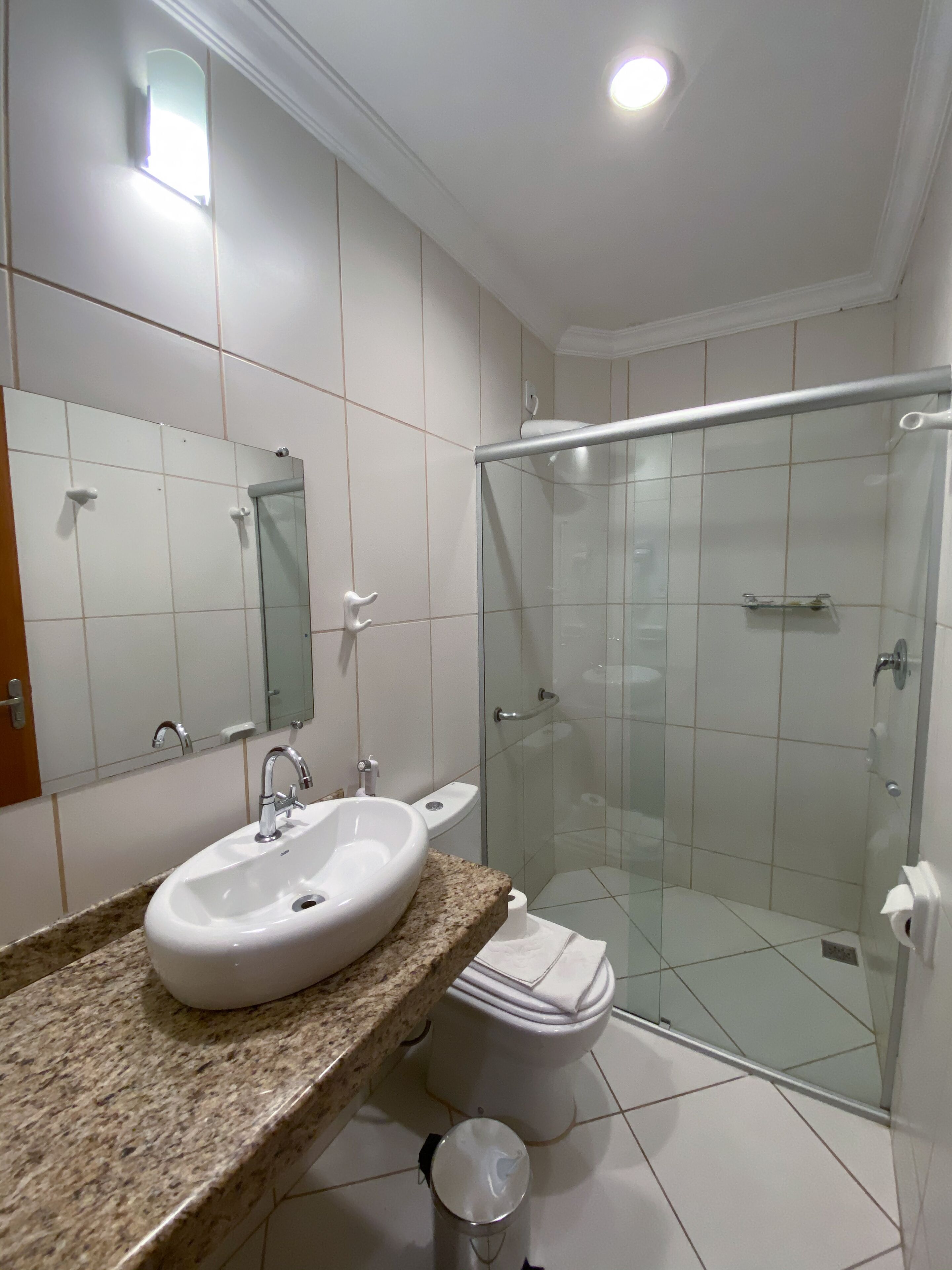 Douche, articles de toilette gratuits, sèche-cheveux