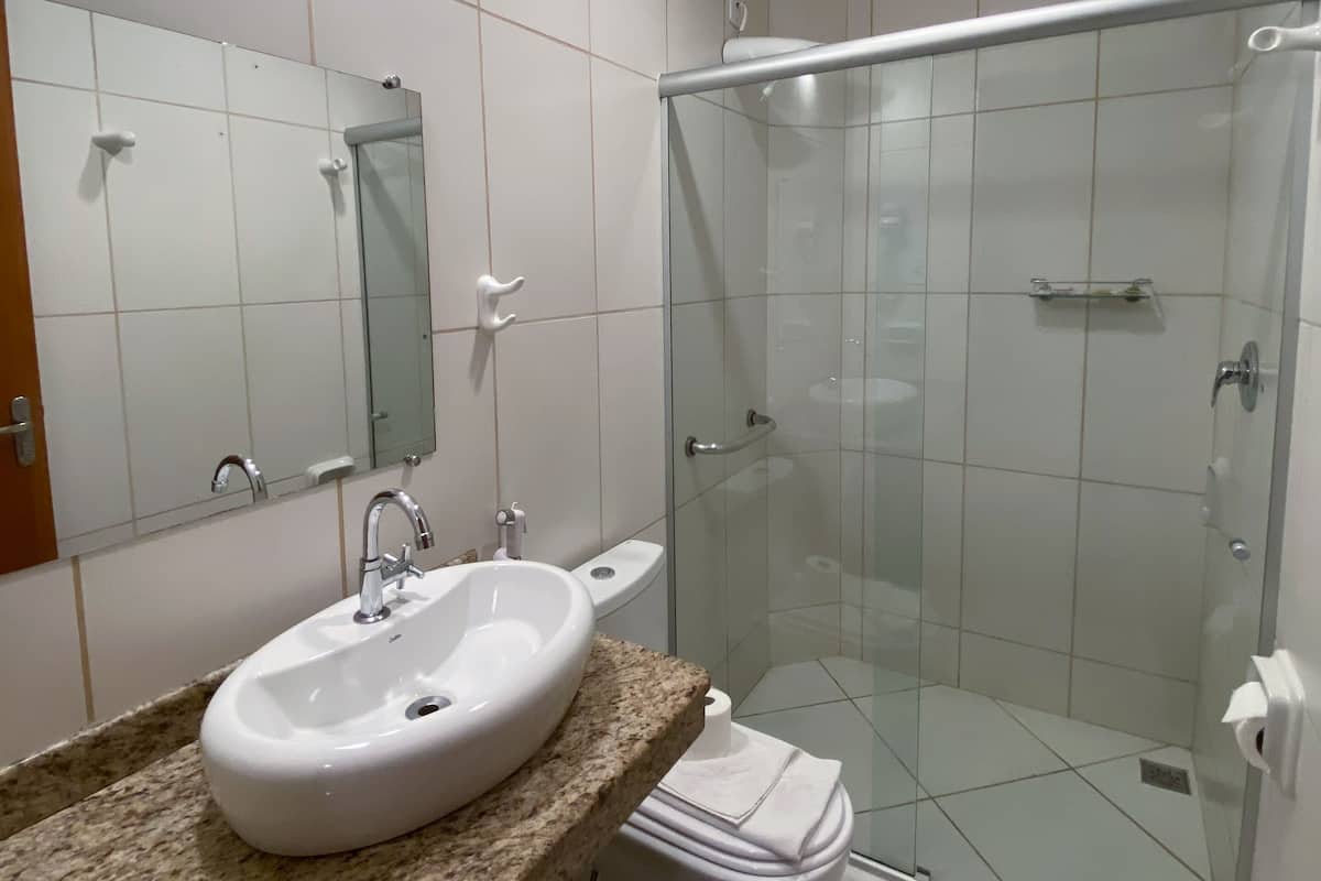 Douche, articles de toilette gratuits, sèche-cheveux