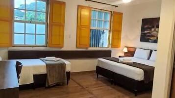 Minibar, bureau, espace de travail pour ordinateur portable