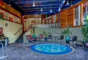 Een buitenzwembad, een verwarmd zwembad