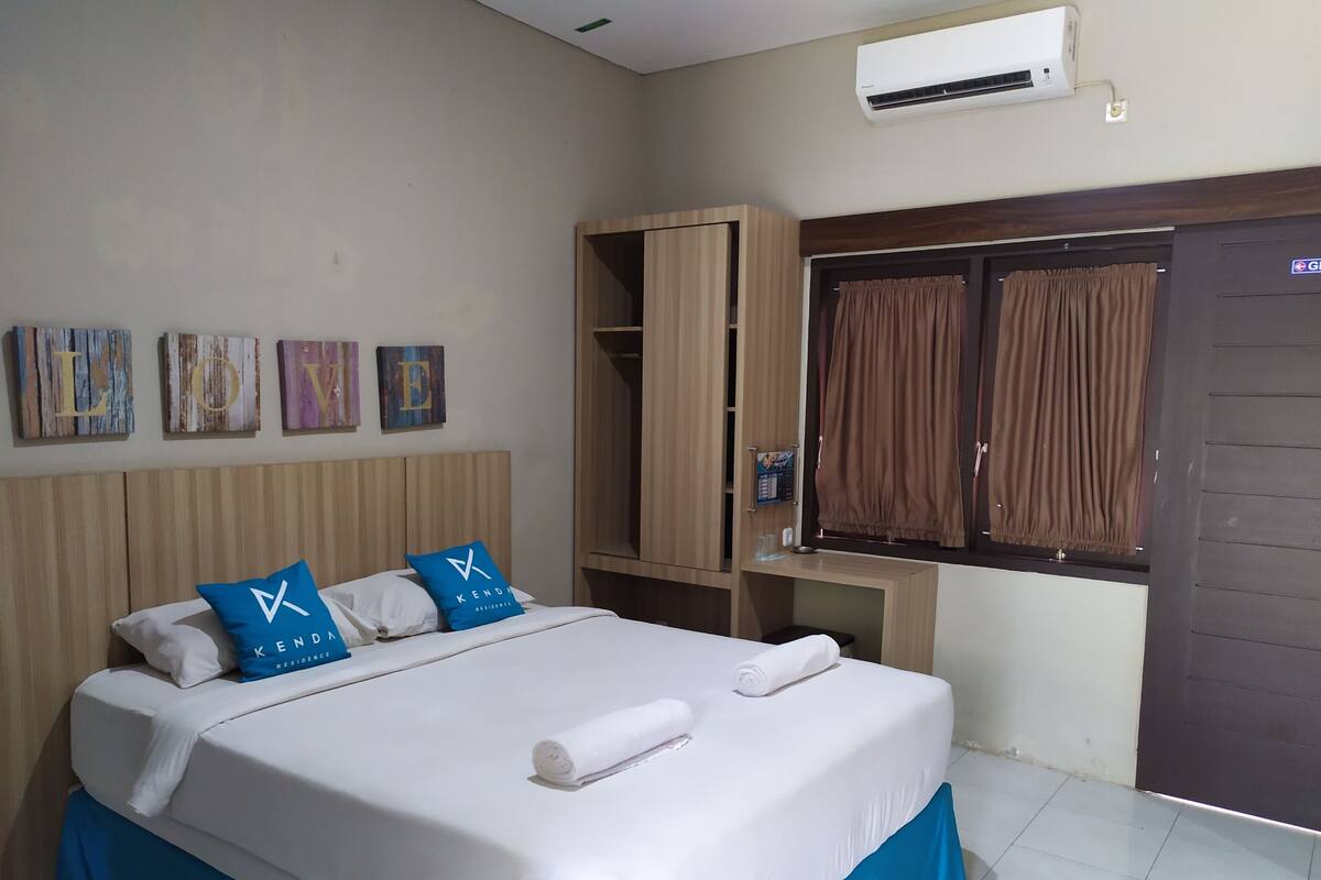 Desk, free WiFi, bed sheets