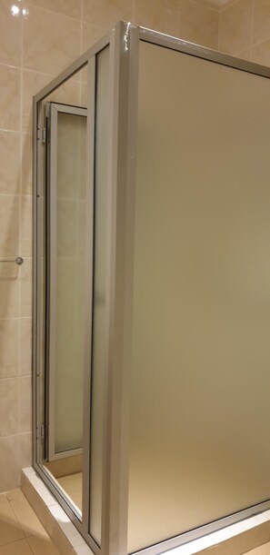 Shower, rainfall showerhead, towels, soap - Westfield Homestay Fiji (Nadi)