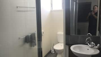 Standard-Doppelzimmer | Dusche im Bad
