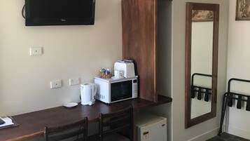 ๋ฃธ (Double bed and Single Bed) | ๋ฌด๋ฃ WiFi