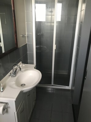 Ducha, artículos de tocador gratuitos, secador de pelo, toallas