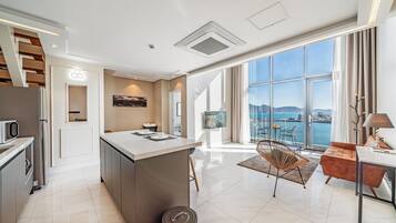 Habitación (A_202) | Área de sala de estar | Smart TV y piso con calefacción