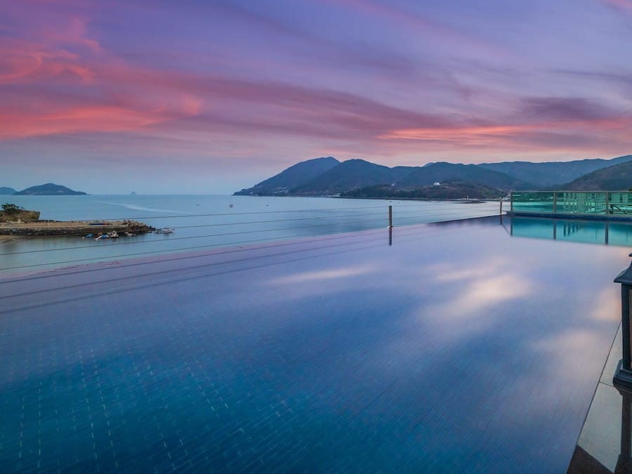 Una piscina al aire libre de temporada