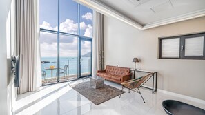 Phòng (A_202) | Khu phòng khách | Smart TV, sàn nhà có sưởi 