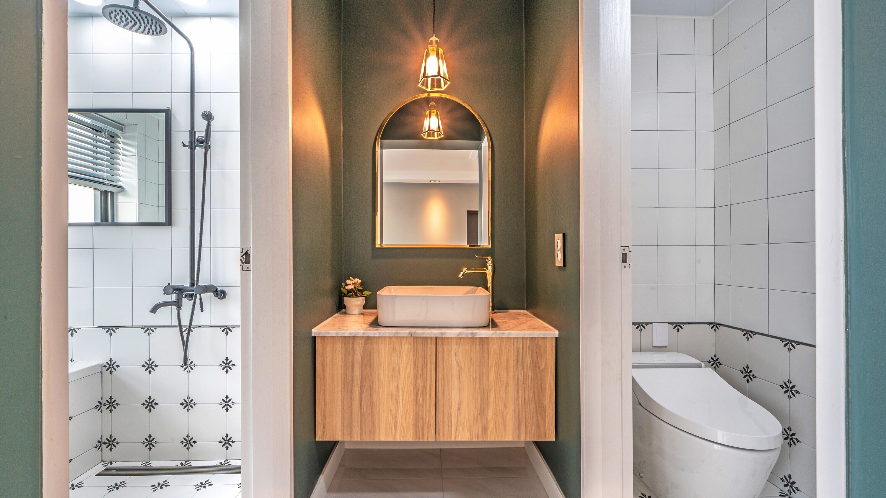 separate bathtub and shower, rainfall showerhead, free toiletries