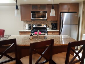 Réfrigérateur, four à micro-ondes, un four, surface de cuisson