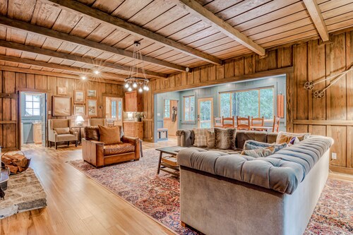 Viehättävä, koiraystävällinen mökki w / oma kylpytynnyri ja upea joenrantapaikka!