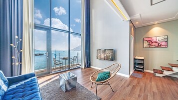 客房 (B_201) | 起居区 | 智能电视、加热地板