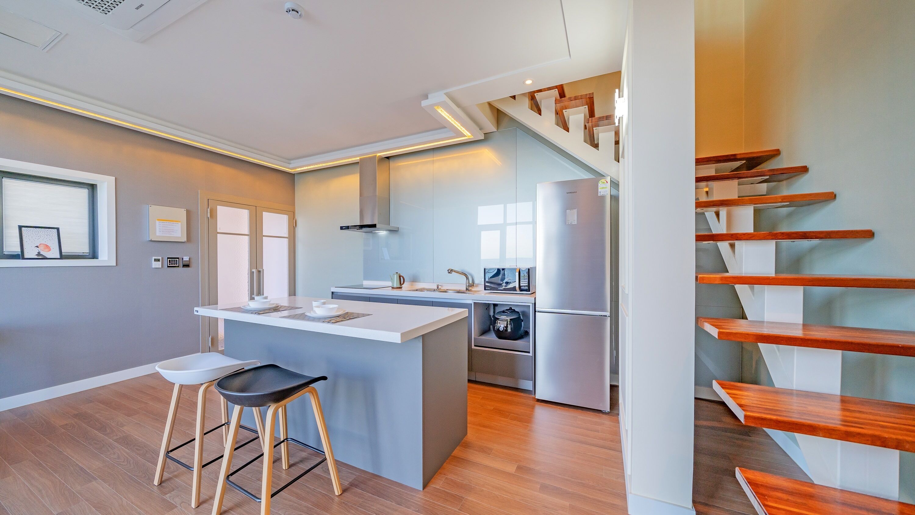 room (b_202) | private kitchenette | full-sized fridge, microwave, stovetop, electric kettle