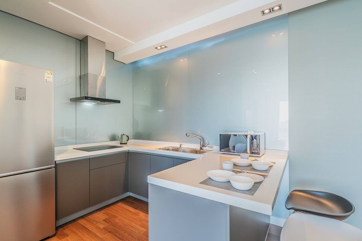 full-sized fridge, microwave, stovetop, electric kettle