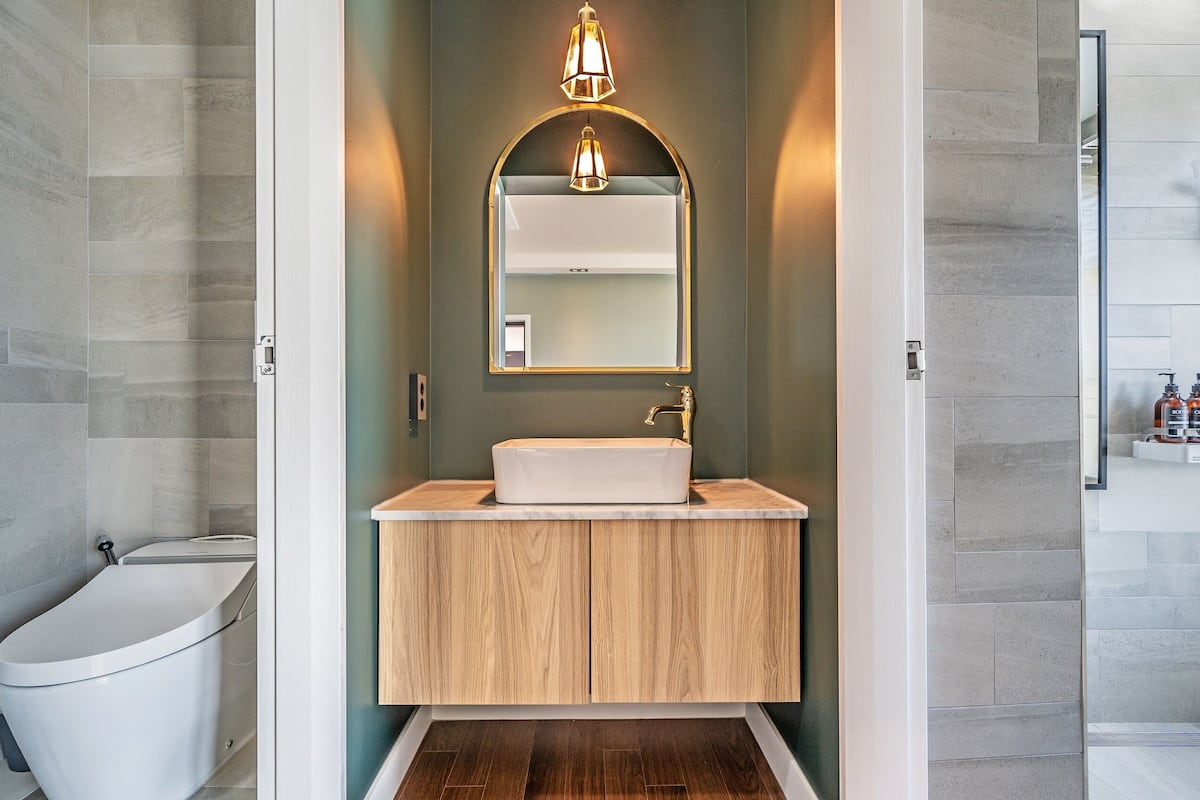 separate bathtub and shower, rainfall showerhead, free toiletries