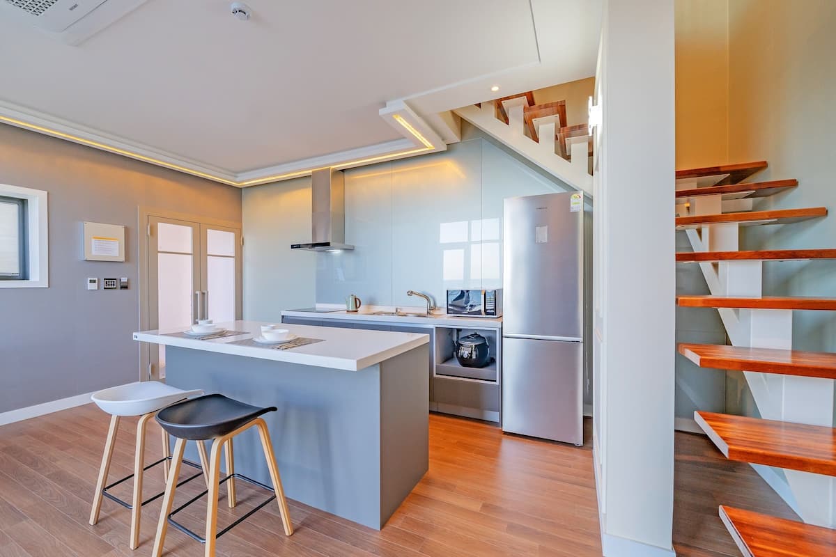 room (c_202) | private kitchenette | full-sized fridge, microwave, stovetop, electric kettle