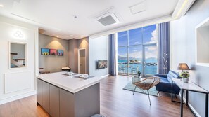 Room (C_202) | Living area | Smart TV, heated floors - Namhae Lounge 32 Resort C (Namhae)