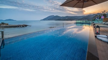 Una piscina al aire libre de temporada