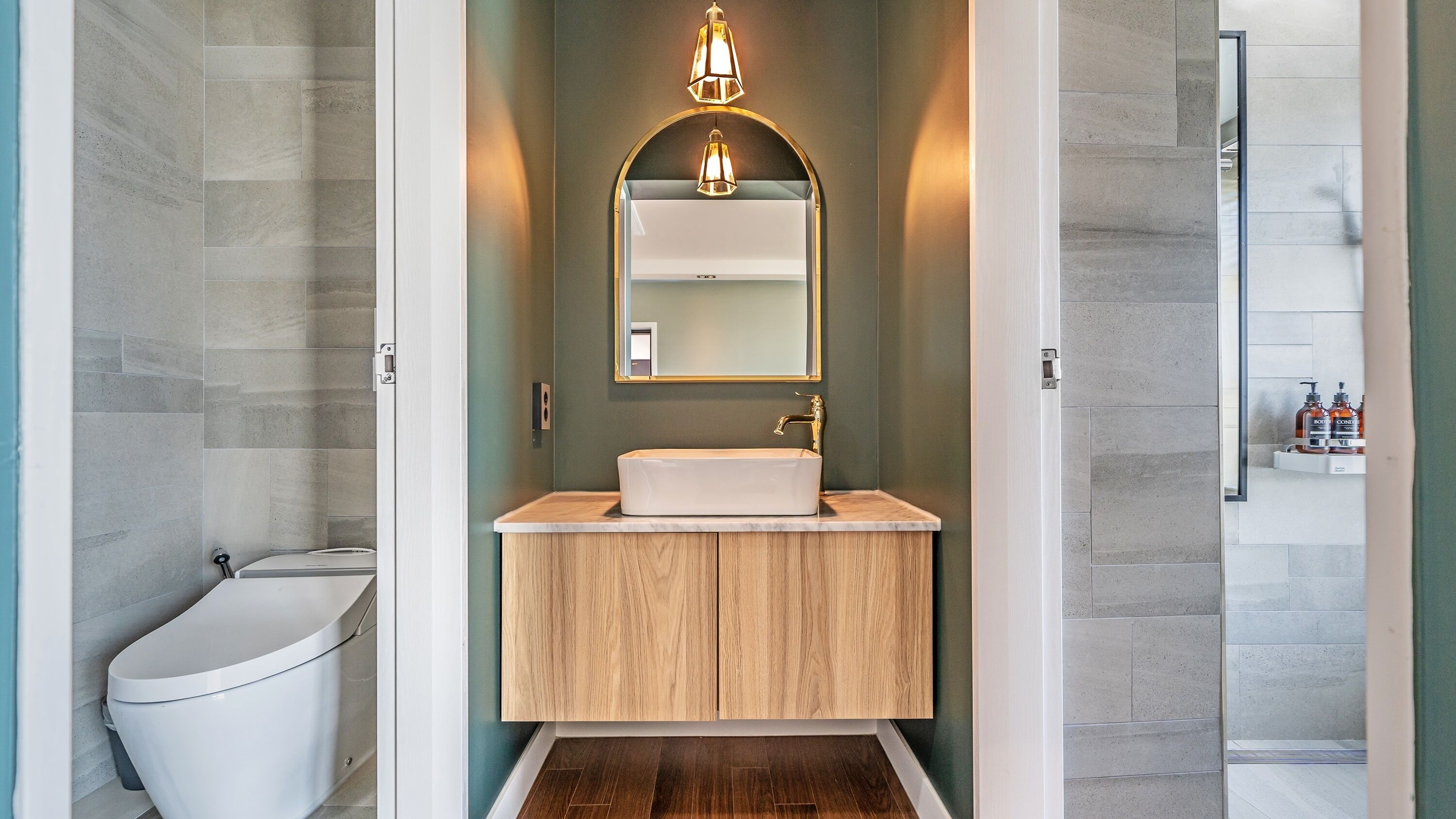 separate bathtub and shower, rainfall showerhead, free toiletries