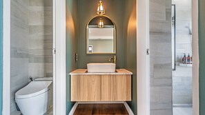 Separate bathtub and shower, rainfall showerhead, free toiletries - Namhae Lounge 32 Resort C (Namhae)