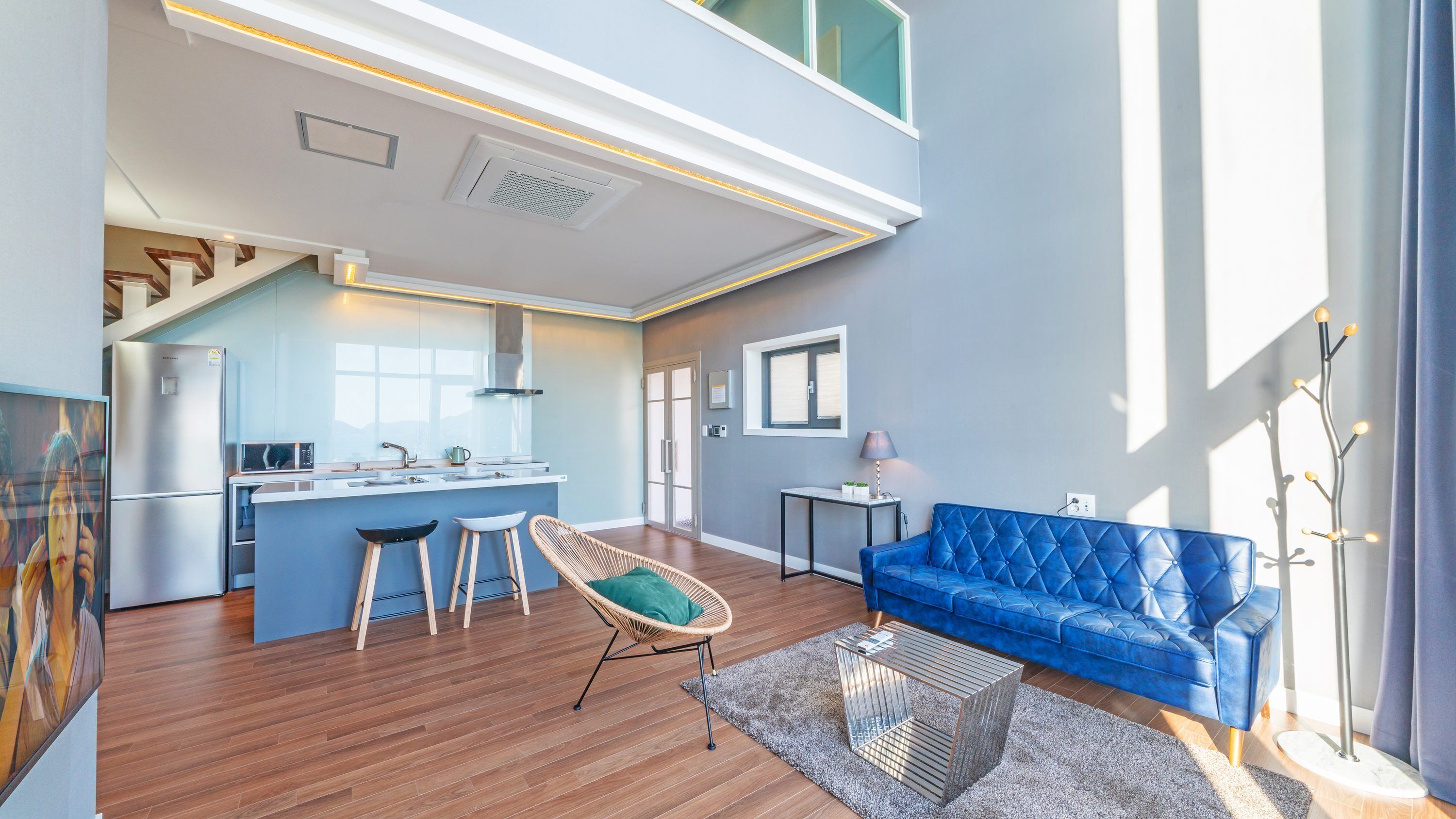 Un apartamento moderno con cocina, comedor y sala de estar.