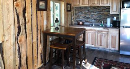 CAM'IN LAKESIDE BUNKHOUSE - VARAA 3 yötä ja SAA 1 yö ILMAISEKSI (touko-kesäkuussa)!