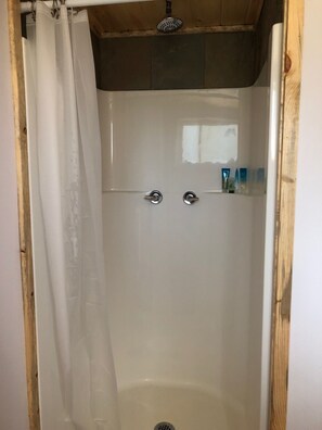 Shower, towels, soap, toilet paper - CAM'S LAKESIDE BUNKHOUSE  (Soldotna)