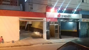 Vista frontal de la propiedad por la tarde o noche