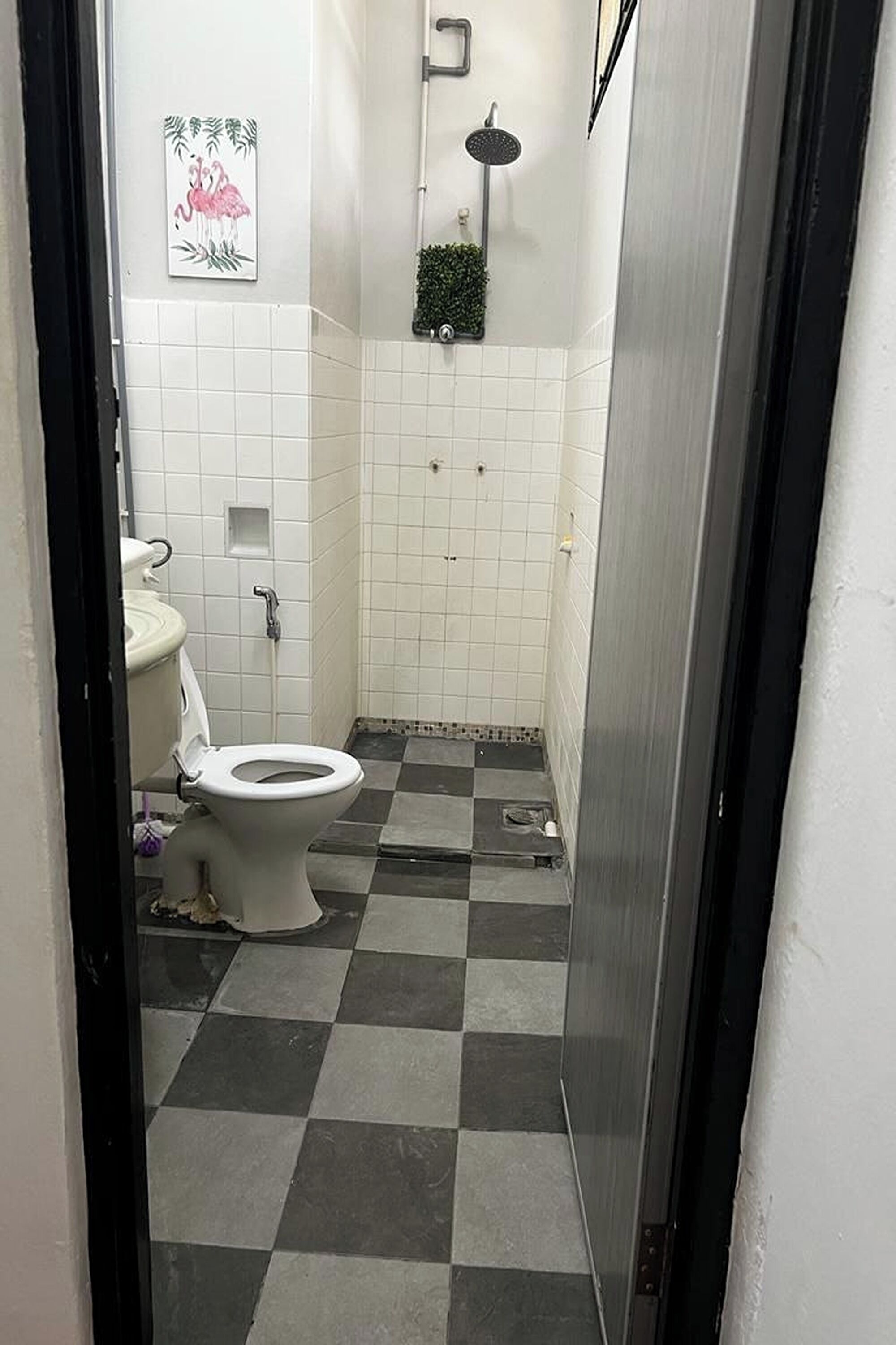 Une salle de bain avec des toilettes, une douche et un lavabo.