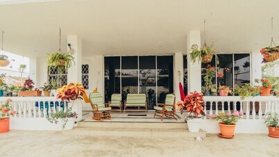 Furnished villa with luxury finishes 200m from the sea, with 3 bedrooms and 5 1/2 bathrooms.