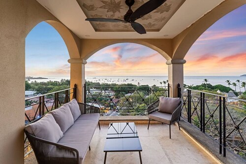 180 Degree Ocean view penthouse right in town