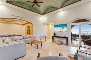 TV - 180 Degree Ocean view penthouse right in town (Tamarindo)