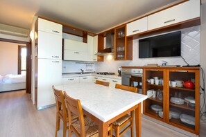 Fridge, oven, dishwasher, coffee/tea maker