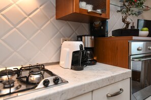 Fridge, oven, dishwasher, coffee/tea maker