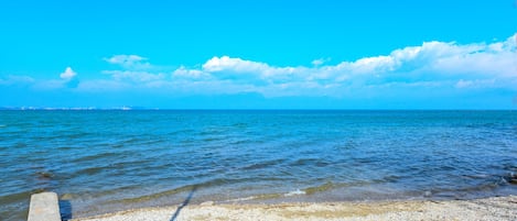 Una spiaggia nelle vicinanze