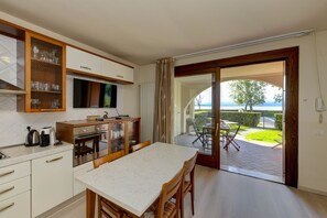 Fridge, oven, dishwasher, coffee/tea maker