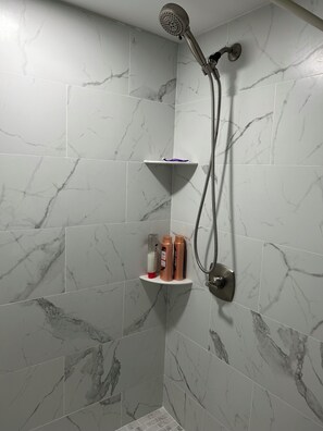 Douche, sĂšche-cheveux, serviettes fournies, savon