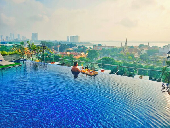 Indoor pool - Le Botum Hotel (Phnom Penh)