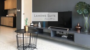 Phòng Suite Premium, 2 phòng ngủ | Khu phòng khách | Smart TV 34-inch có truyền hình kỹ thuật số, TV 